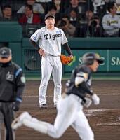 　８回、柳田に同点２ランを浴びる石井（撮影・立川洋一郎）