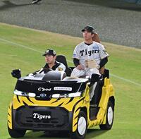 　１０回のマウンドへ向かう村上（撮影・西田忠信）