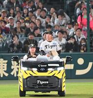 　１０回、リリーフカーでマウンドへ向かう村上（撮影・飯室逸平）