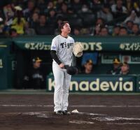 　１０回、登板する村上（撮影・金田祐二）