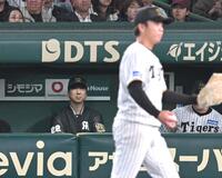 　１０回のマウンドを村上に託す藤川監督（撮影・飯室逸平）