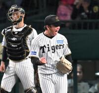 　１０回を抑え、ガッツポーズする村上（撮影・飯室逸平）