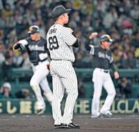 　８回、柳田に同点２ランを浴びた石井