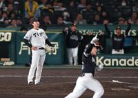 　１１回、右越えに勝ち越しソロを浴びる村上（撮影・金田祐二）