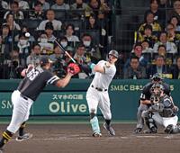 　５回、中前へ適時打を放つ佐藤輝（撮影・立川洋一郎）