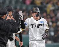 　２回、坂本の先制となる適時打で生還した大山はナインとタッチを交わす（撮影・北村雅宏）
