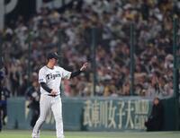 　スタンドに手を振る藤川監督（撮影・西岡正）