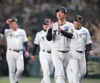 　小久保監督を祝福する藤川監督（撮影・西岡正）