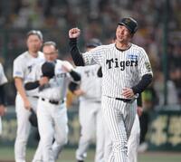 　小久保監督を祝福する藤川監督（撮影・西岡正）