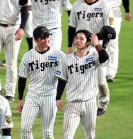 　日本シリーズを終え、近本（左）は中野に声をかける（撮影・山口登）