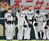 　スタンドにあいさつする近本ら（撮影・田中太一）