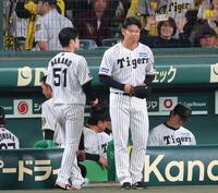 　ベンチ前で振り返り、一礼してグラウンドを去る原口（撮影・立川洋一郎）