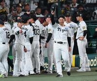 　ファンに声援に応える原口（撮影・金田祐二）