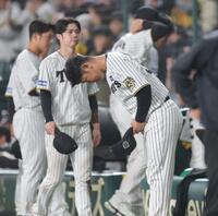 　ベンチへ戻る前に深々と一礼する原口（撮影・西岡正）