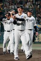 　日本一に輝いたソフトバンクに拍手を送る藤川監督