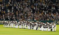 　ソフトバンクに敗れ、ファンにあいさつする阪神ナイン
