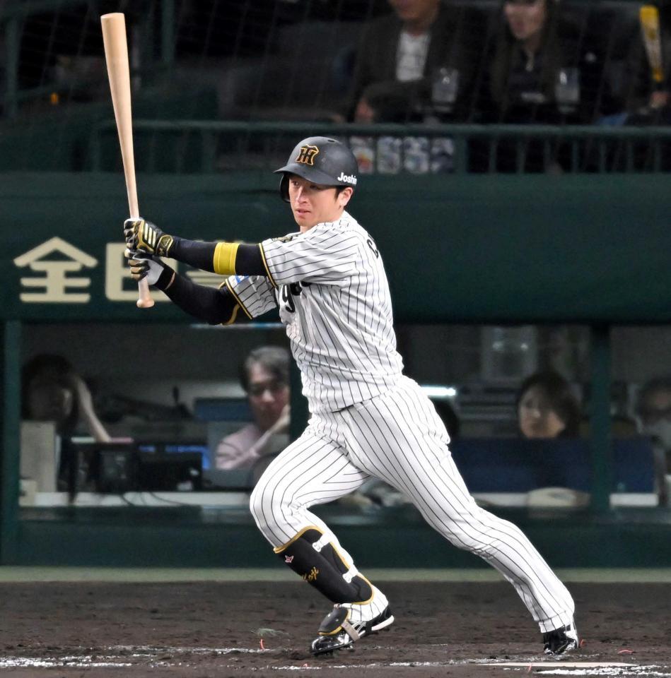 　８回、中前打を放つ近本（撮影・飯室逸平）　