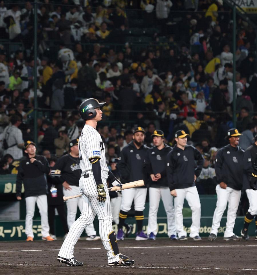 　ソフトバンクに３連敗を喫し、整列する近本（撮影・北村雅宏）