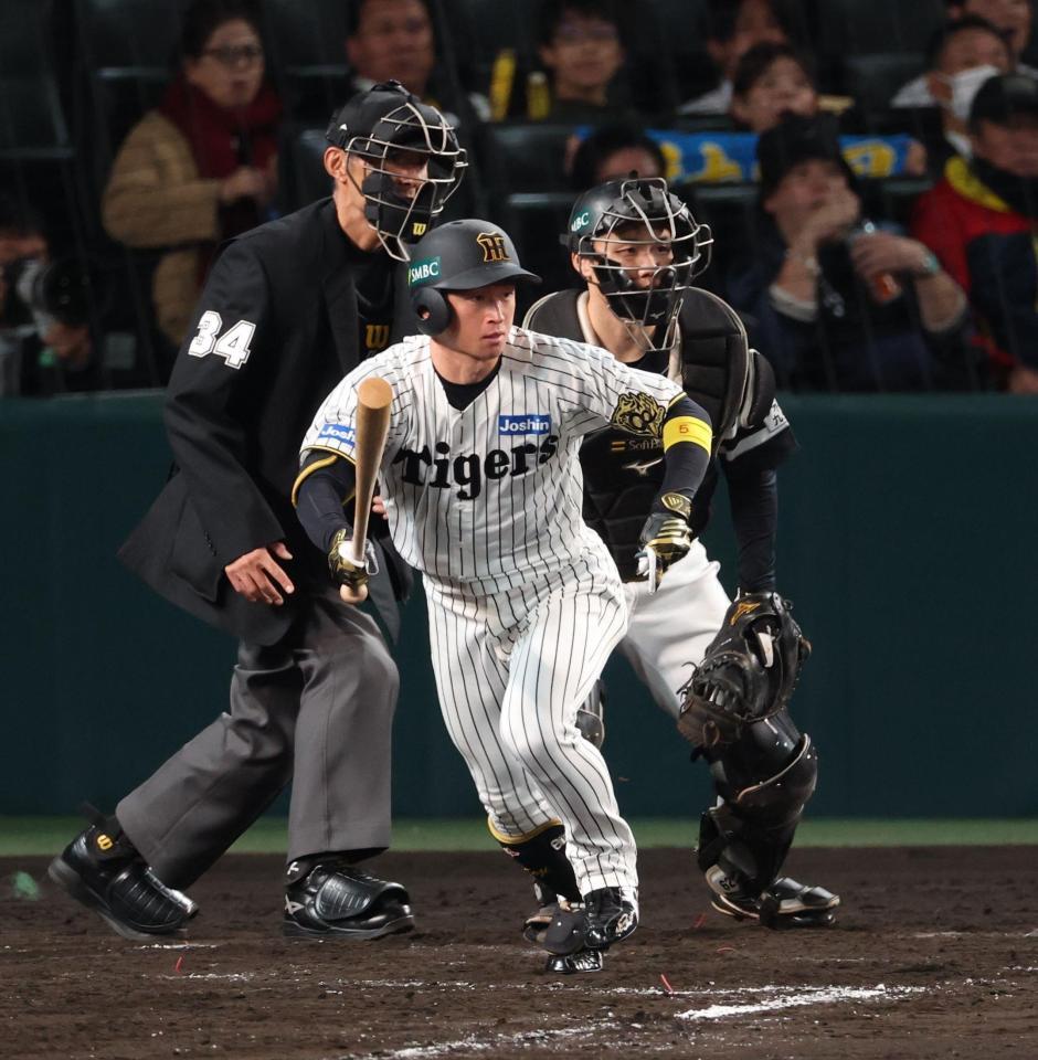 　５回、中前打を放つ近本（撮影・金田祐二）