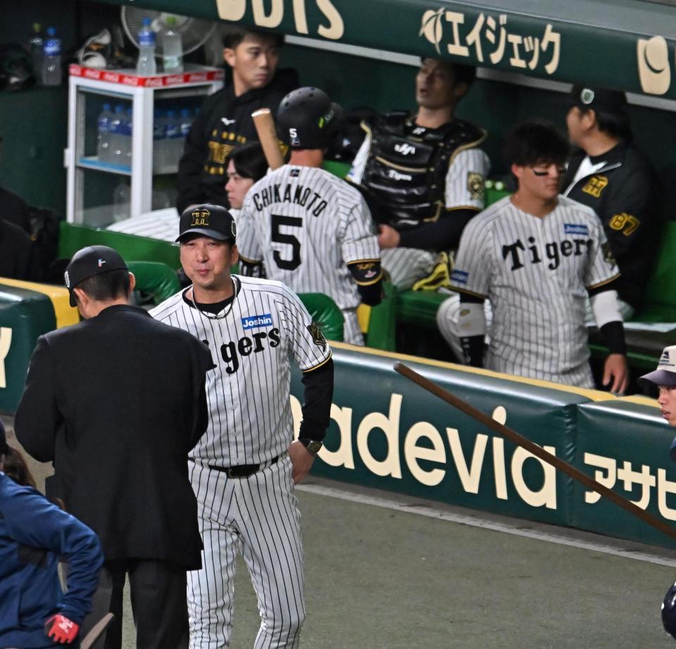　７回を終え、選手交代を告げる藤川監督（撮影・西田忠信）