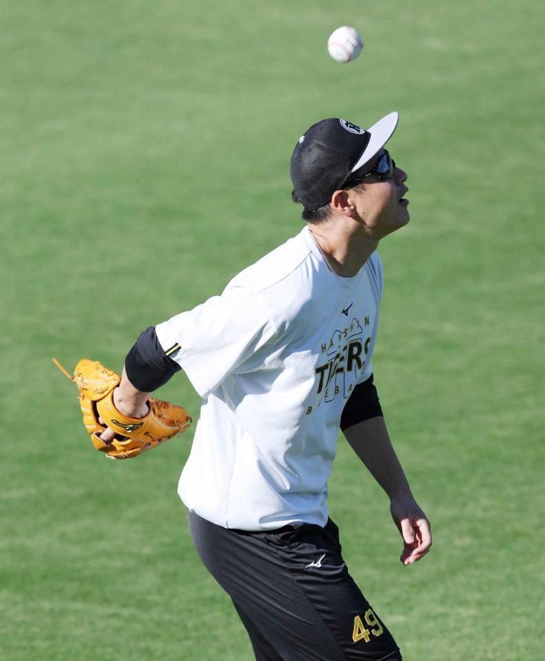 　背面でキャッチする大竹（撮影・金田祐二）