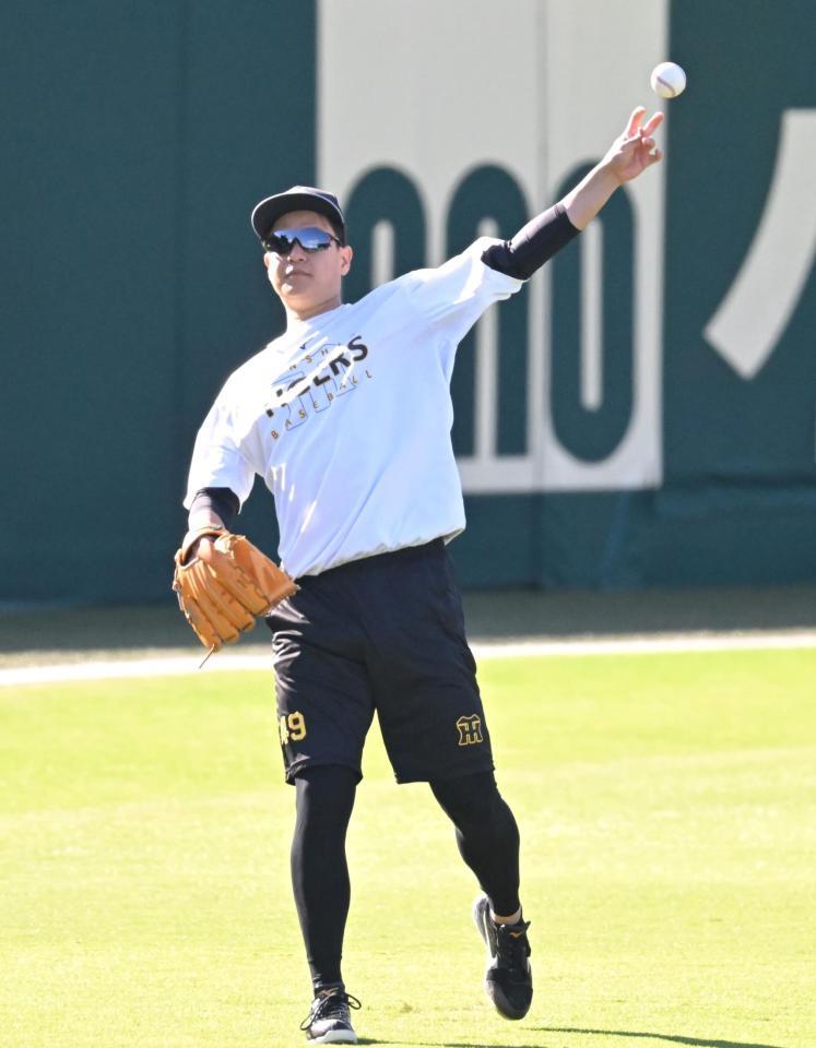 　キャッチボールする大竹（撮影・飯室逸平）