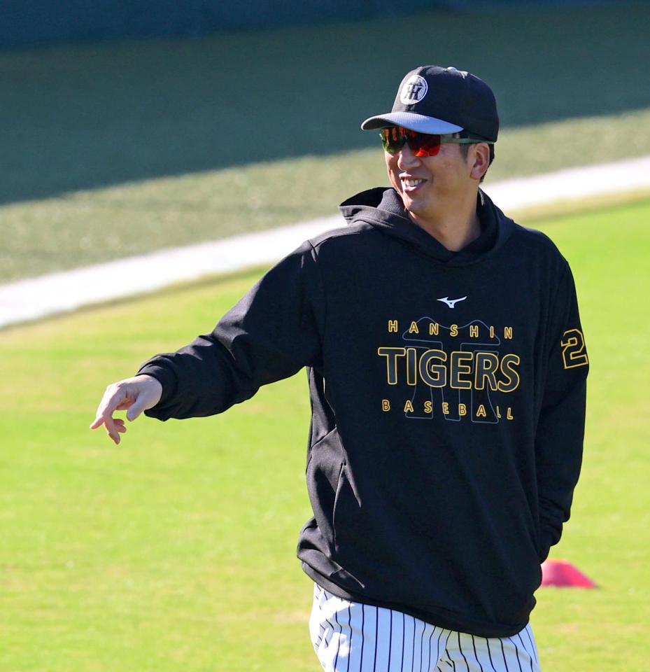 　笑顔を見せ選手に話しかける藤川監督（撮影・立川洋一郎）