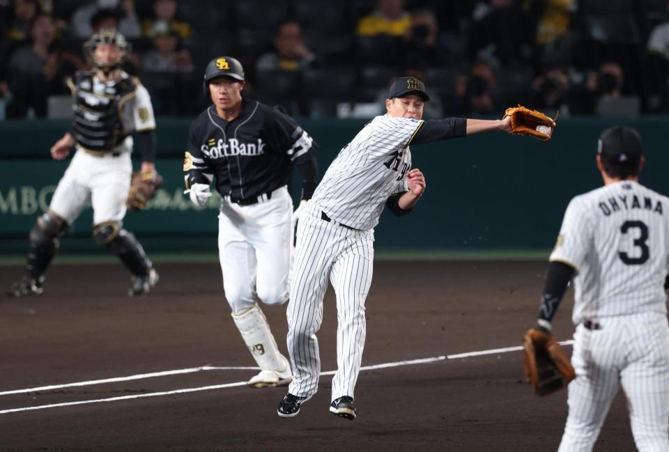 　１回、柳田を一ゴロにしとめる大竹（撮影・金田祐二）