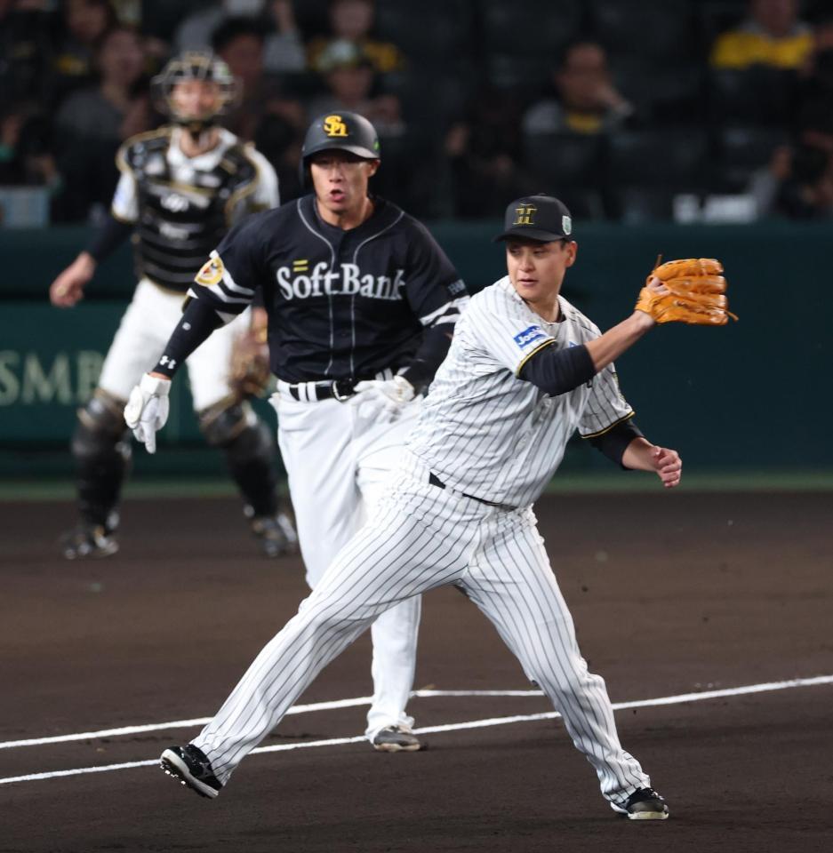 　１回、柳田を一ゴロにしとめる大竹（撮影・金田祐二）