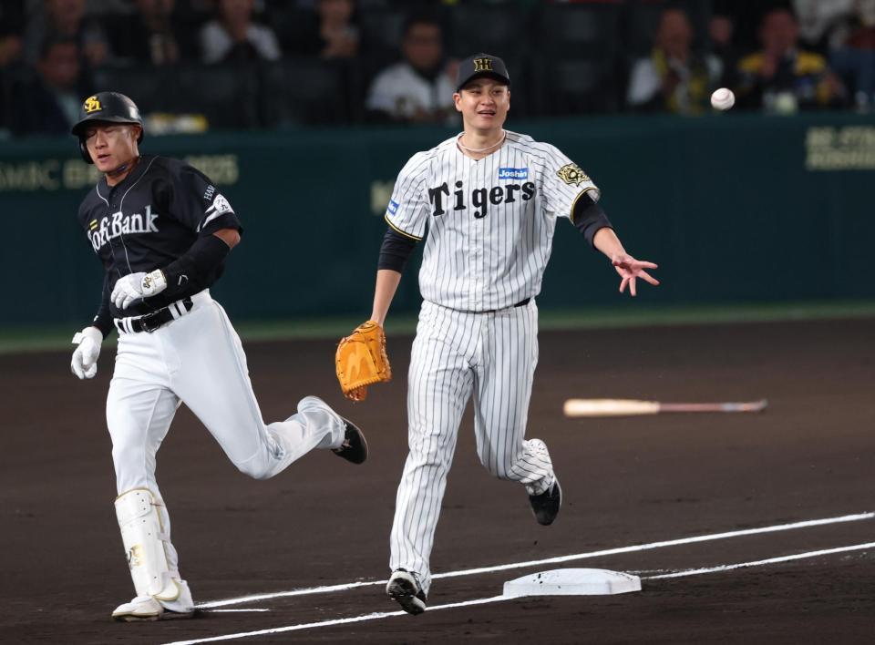 　１回、柳田を一ゴロにしとめる大竹（撮影・金田祐二）