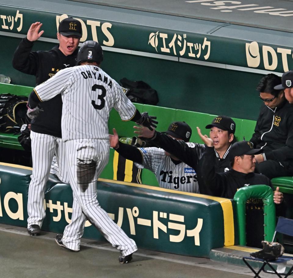 　２回、坂本の先制打で生還した大山（３）を迎える藤川監督（撮影・西田忠信）