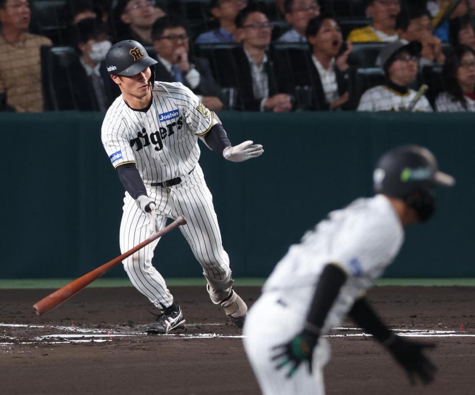 　２回、左前に先制適時打を放つ坂本（撮影・金田祐二）