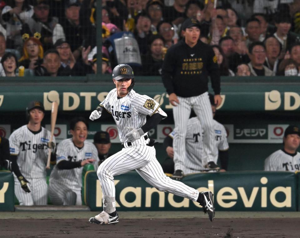 　２回、先制打を放ち一塁へ向かう坂本（撮影・飯室逸平）