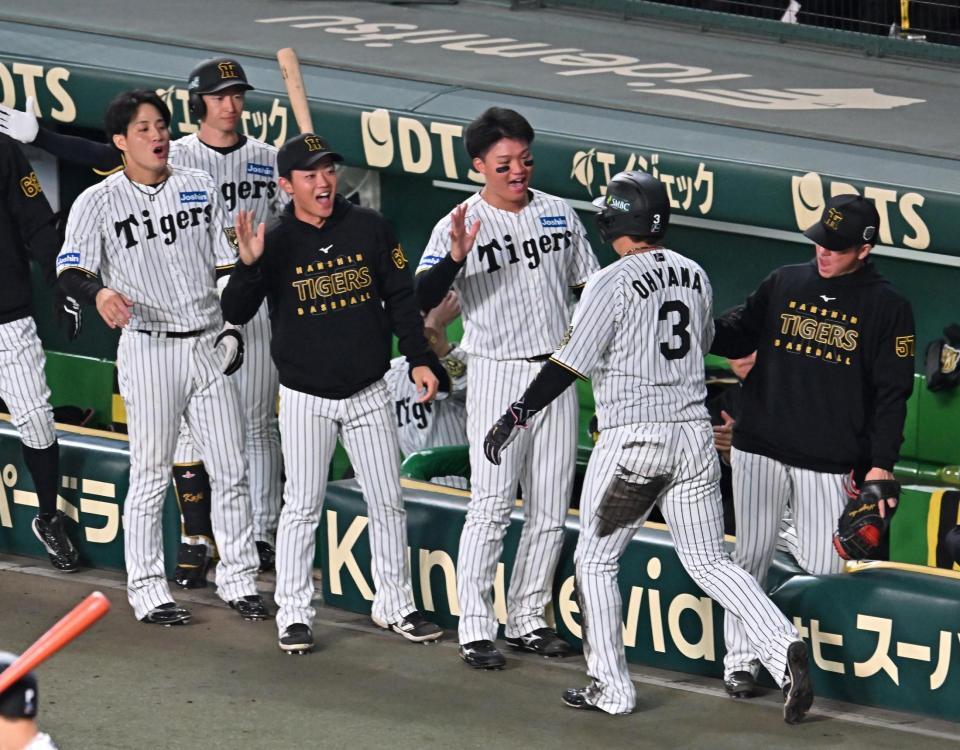 　２回、坂本の先制打で生還した大山（３）を迎える森下ら阪神ナイン（撮影・西田忠信）