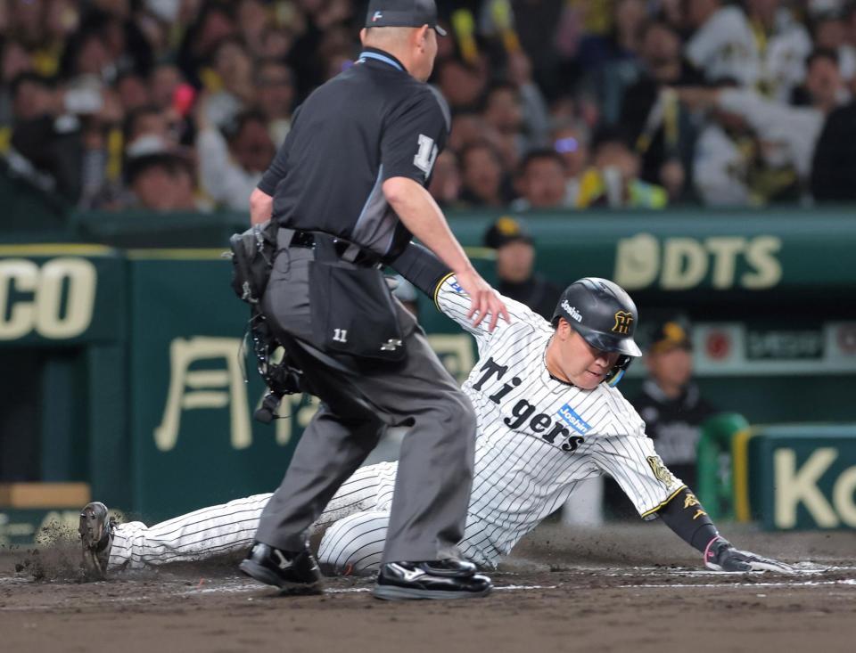 　２回、坂本の先制となる適時打で生還する大山（撮影・北村雅宏）