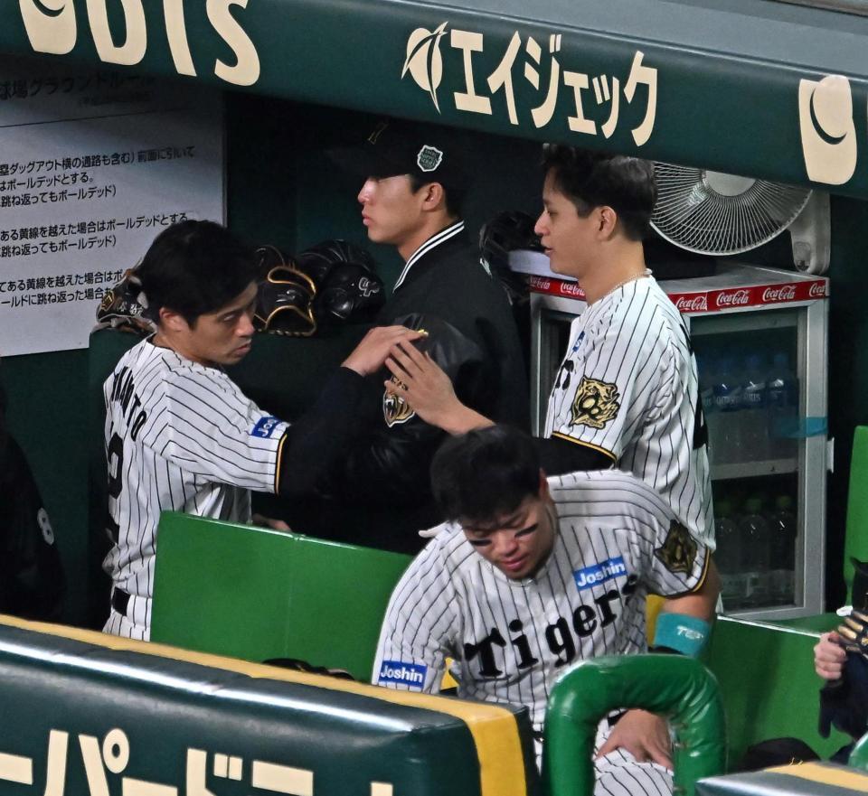 　２回を終え、先制打の坂本（左）とタッチを交わす大竹（撮影・西田忠信）