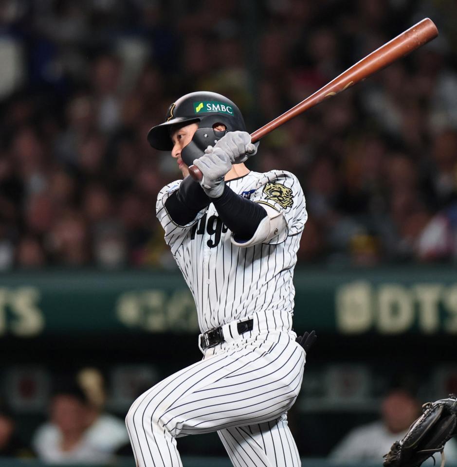　２回、先制打を放つ坂本（撮影・田中太一）