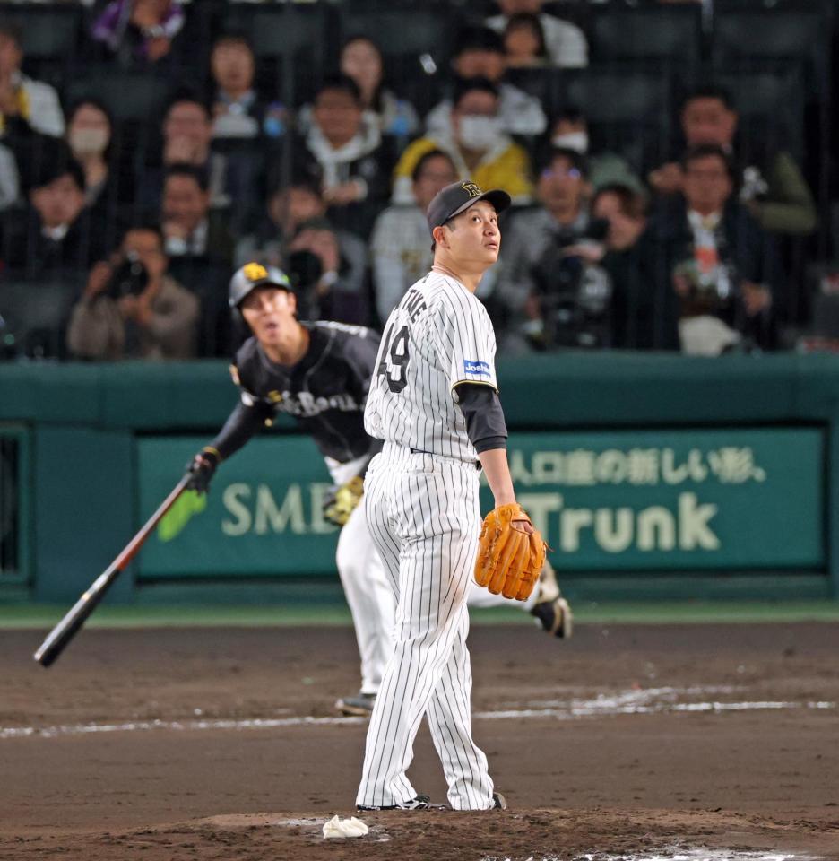 　４回、柳町をスローボールで中飛に打ち取る大竹（撮影・立川洋一郎）