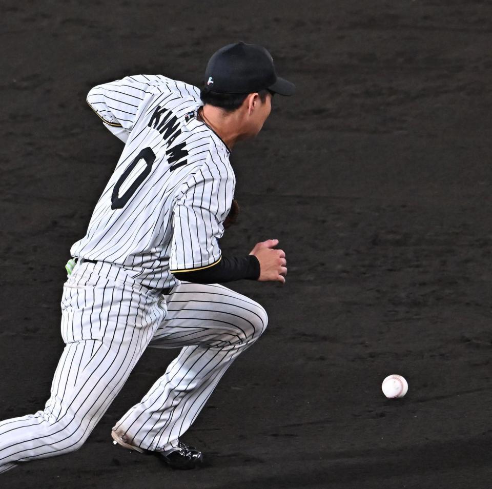 　５回、野村の打球をはじき、内野安打にする木浪（撮影・西田忠信）