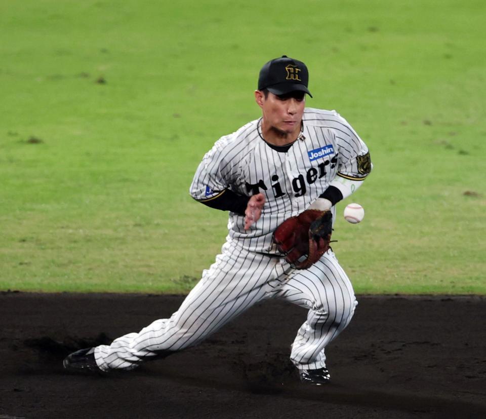 　５回、木浪は野村の打球をはじく（撮影・山口登）