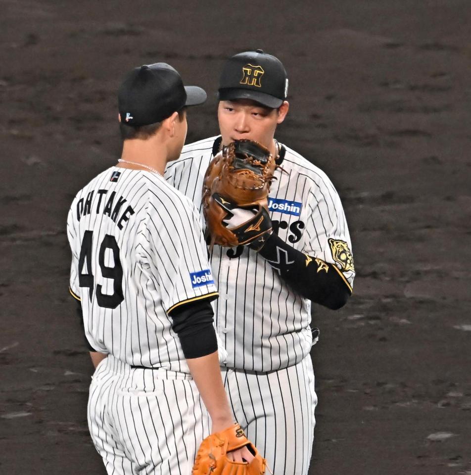 　５回、大竹（左）に声をかける大山（撮影・西田忠信）