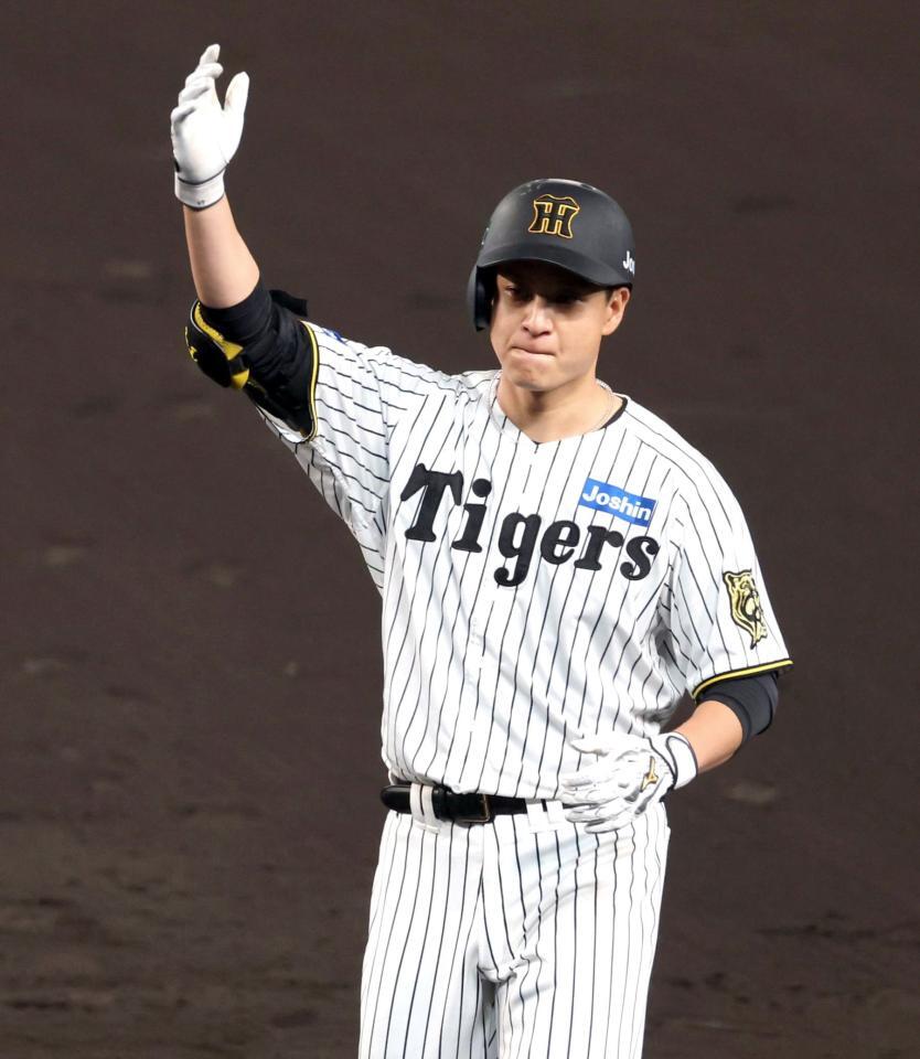 　５回、中前打を放ちベンチにポーズを送る大竹（撮影・山口登）