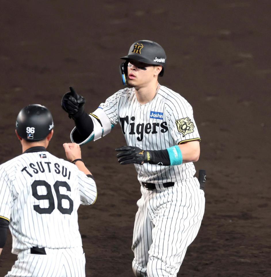 　５回、適時打を放ちベンチにポーズを送る佐藤輝（撮影・山口登）