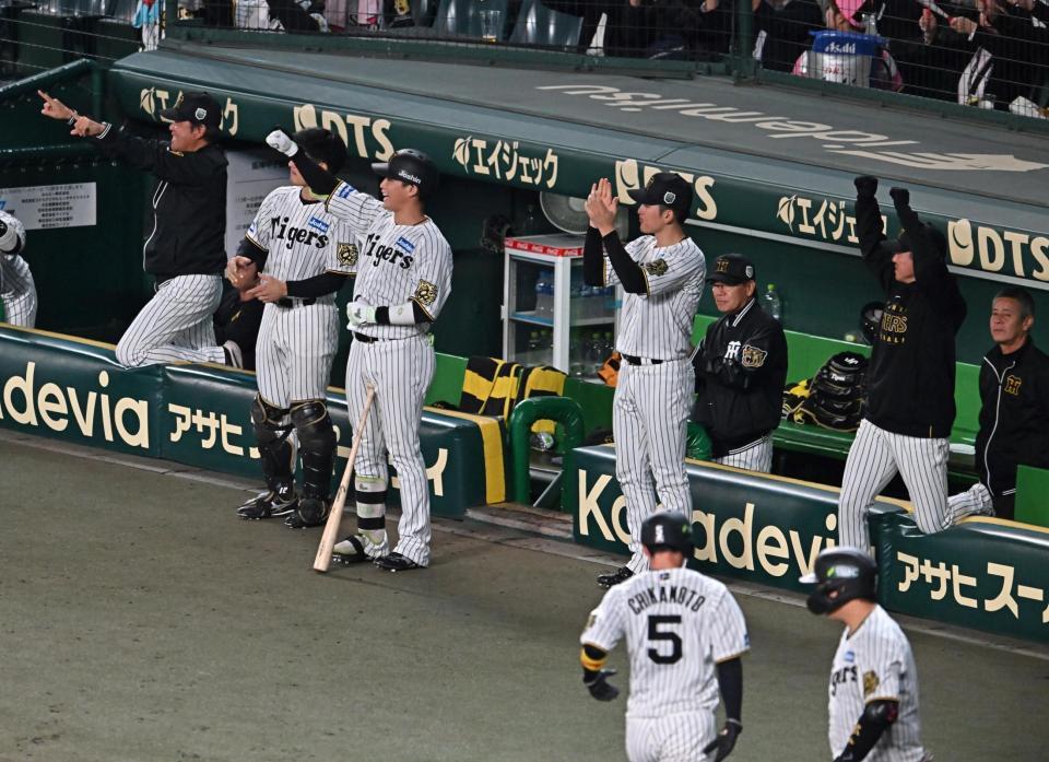 　５回、佐藤輝の適時打に沸く阪神ベンチ（撮影・西田忠信）