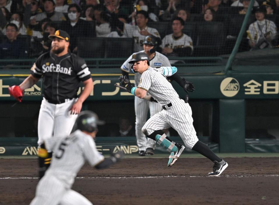 　５回、適時打を放つ佐藤輝（撮影・飯室逸平）