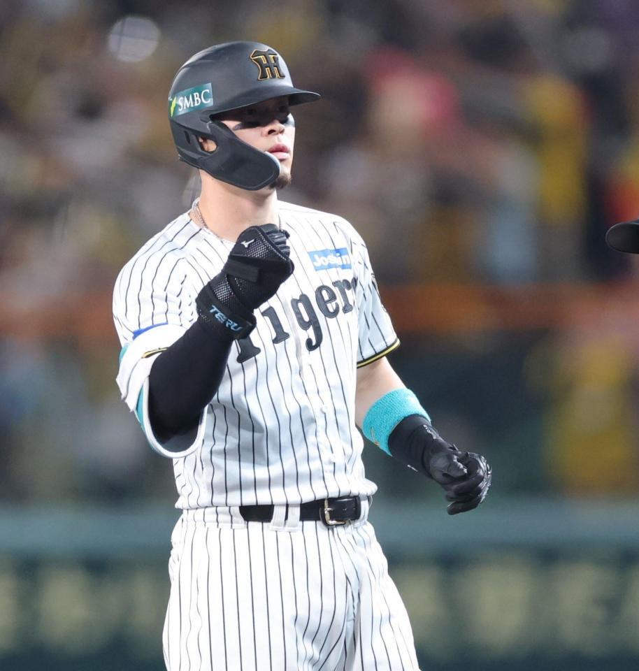 　５回、中前に適時打を放ち、ベンチへ向かってポーズを決める佐藤輝（撮影・西岡正）