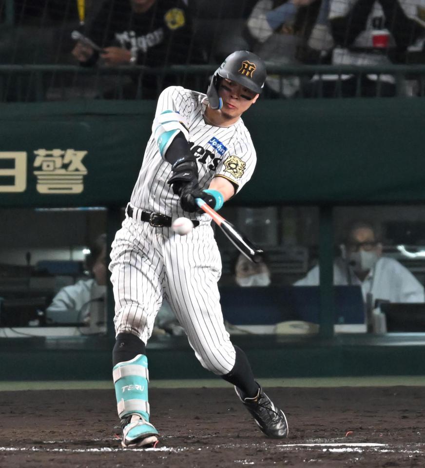 　５回、適時打を放つ佐藤輝（撮影・飯室逸平）