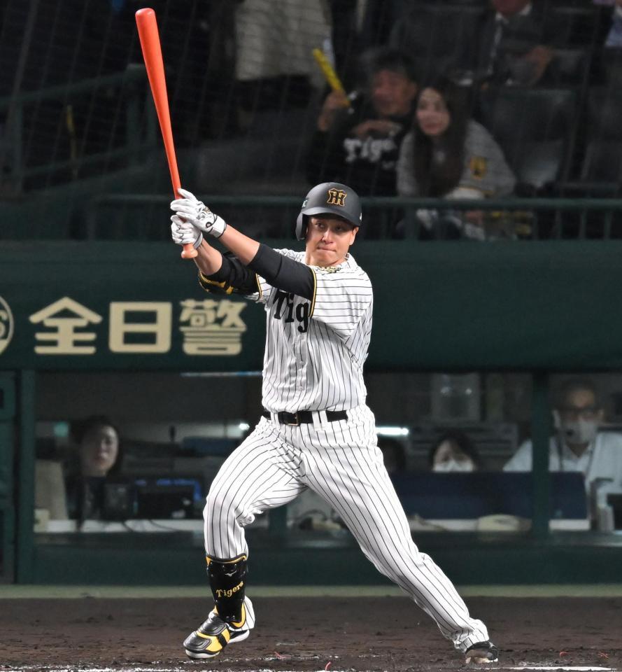 　５回、中前打を放つ大竹（撮影・飯室逸平）