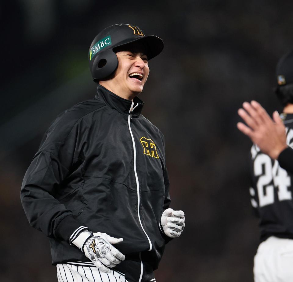 　５回、安打で出塁した大竹は木浪のバントがファウルとなり、苦笑い（撮影・田中太一）