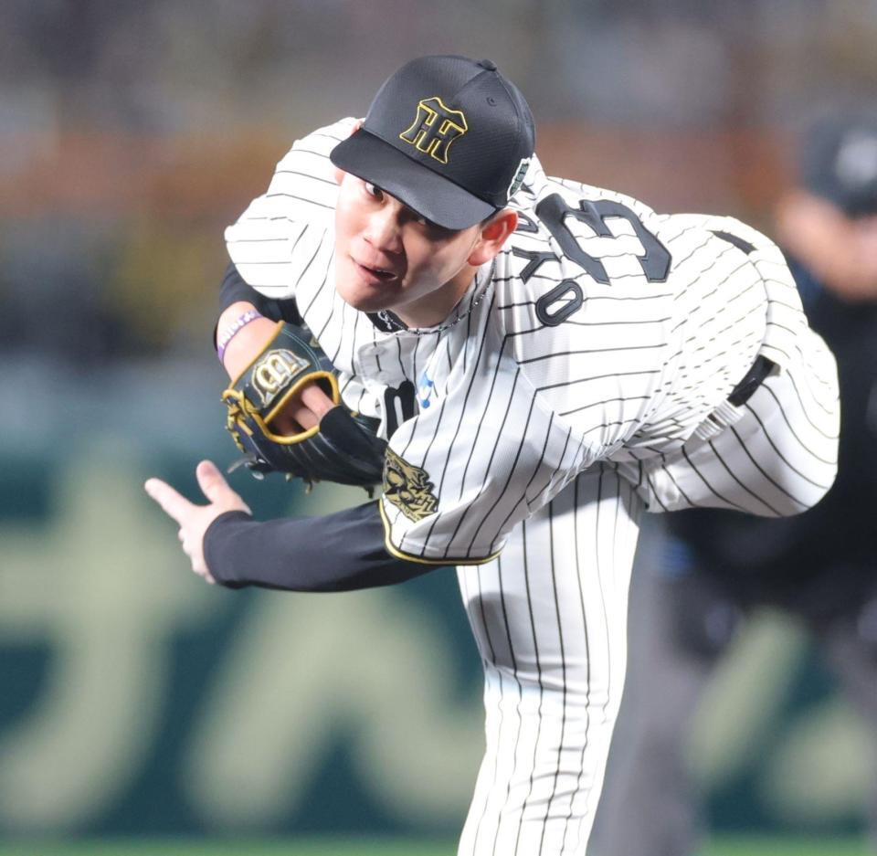 　７回に登板し力投する及川（撮影・西岡正）